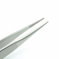 Close-up of serrated tips